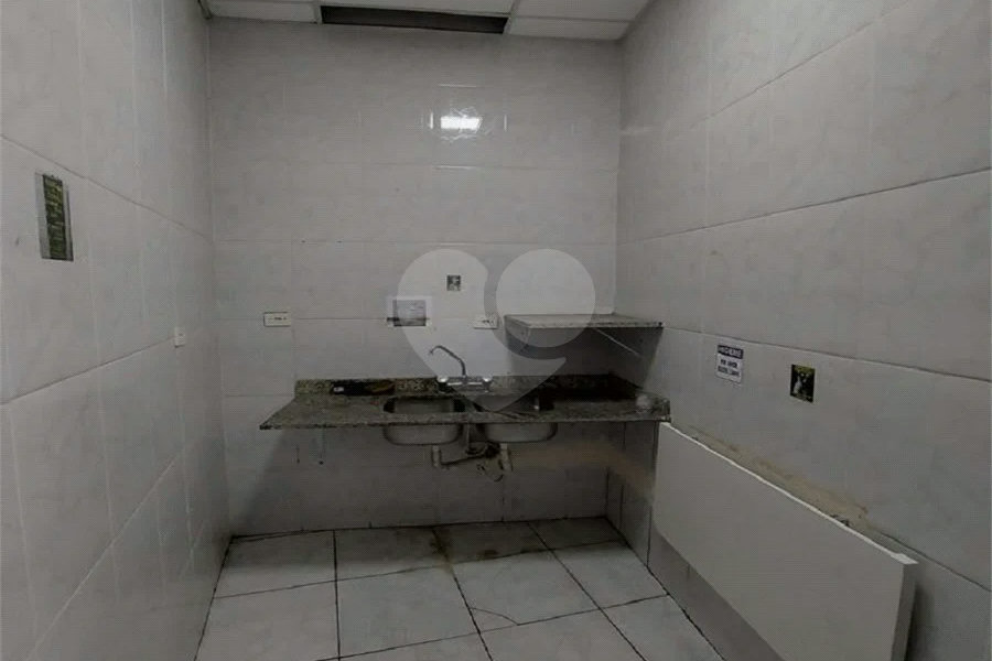 GALPÃO COMERCIAL DE 220,0 M² COM 02 BANHEIROS, COPA COM REFEITORIO, MEZANINO E VAGA DE GARAGEM PARA LOCAÇÃO NA LAPA