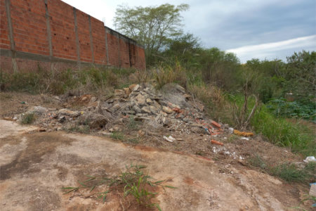 Terreno para venda, contendo 250,00 m² de área total.