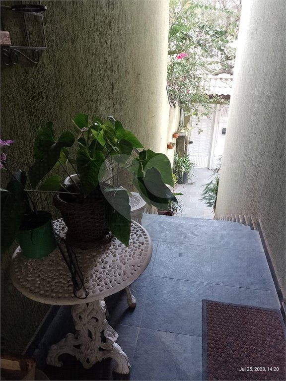 Oportunidade! Super sobrado em rua tranquila e ótima localização