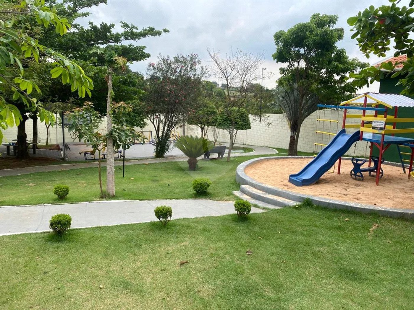 Sobrado de esquina Golden Park