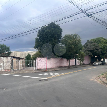 Terreno já cimentado a venda no Jockey Club