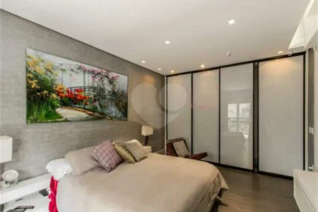 Apartamento de 306m² na melhor região de Moema, 3 suítes, 5 vagas, varanda gourmet, depósito, fora de rota