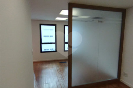Sala comercial na Oscar Freire à venda Sala coml à venda na Oscar Freire OPORTUNIDADE Sala coml esquina. Rebouças