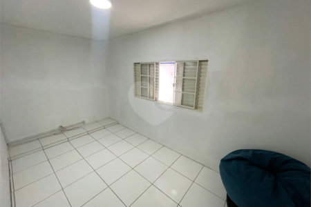 Casa térrea e salão comercial a venda no Jardim Bandeirantes.