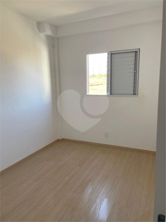 Apartamento com 02 Dormitórios á venda, em Araraquara-SP.