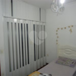 Sobrado com 4 quartos sendo 2 suítes.