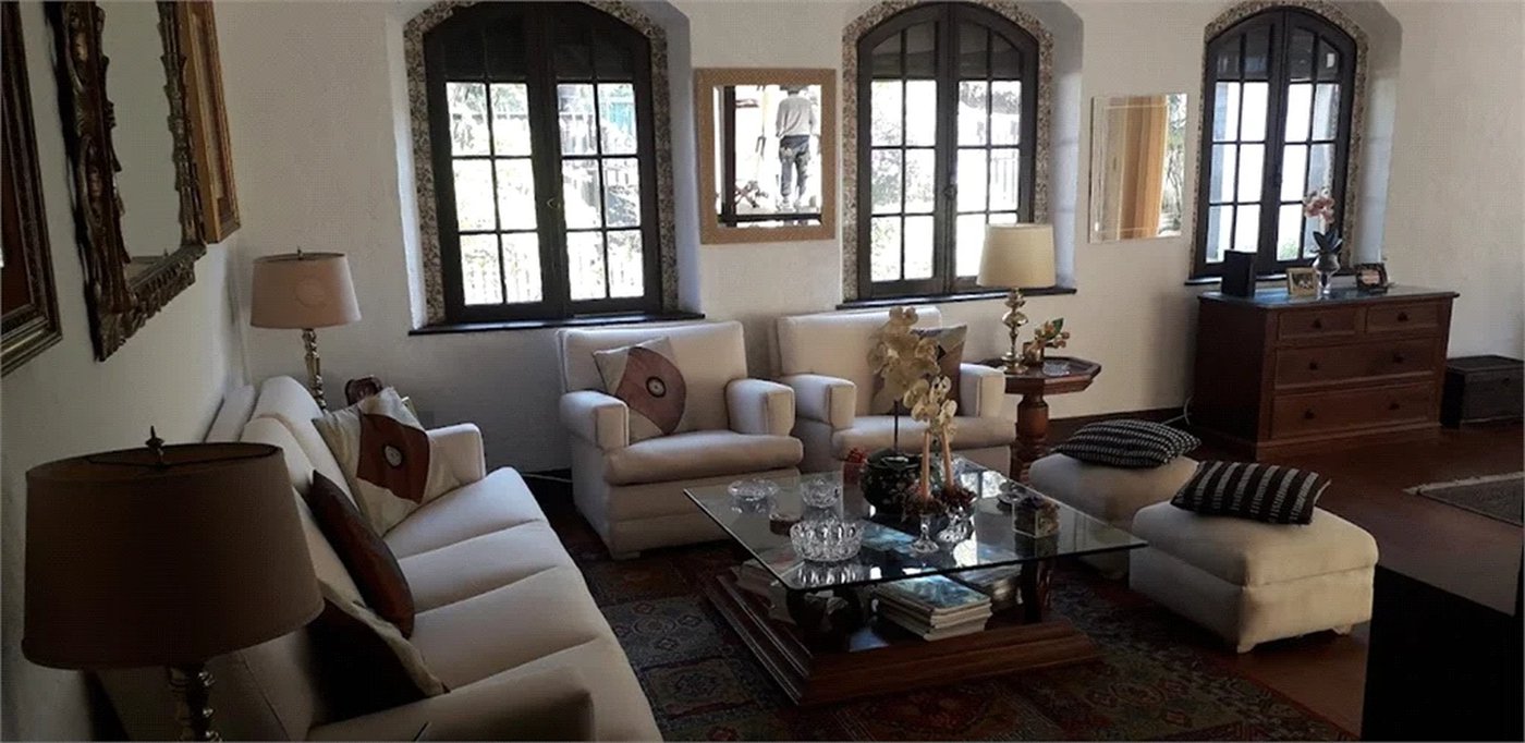 Sobrado em estilo Tudor com edícula independente à venda –