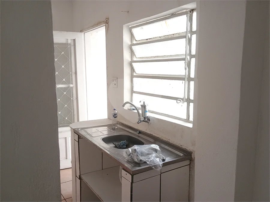 Casa de 1 dormitório com quintal e jardim na Vila Ipojuca!