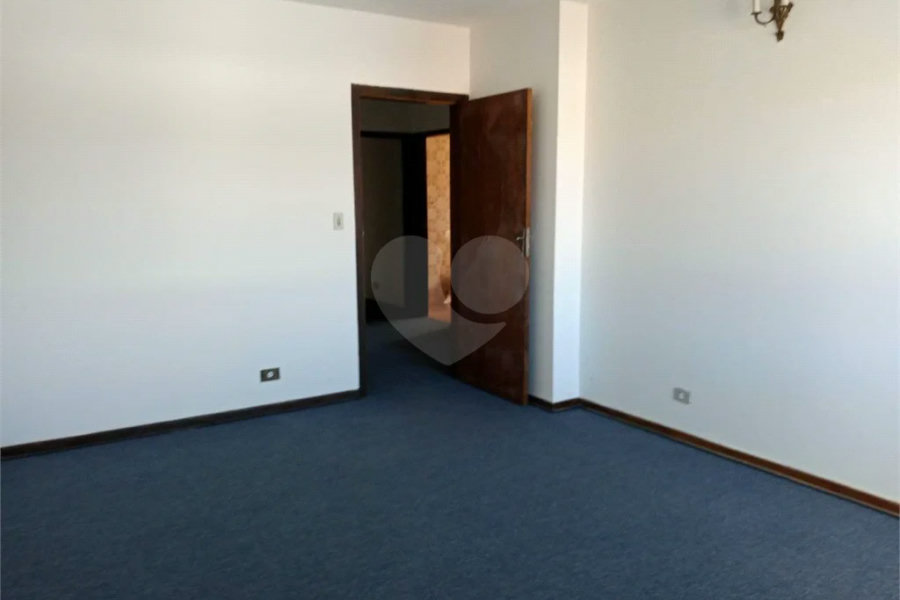 Casa com 4 dormitórios e 4 vagas.