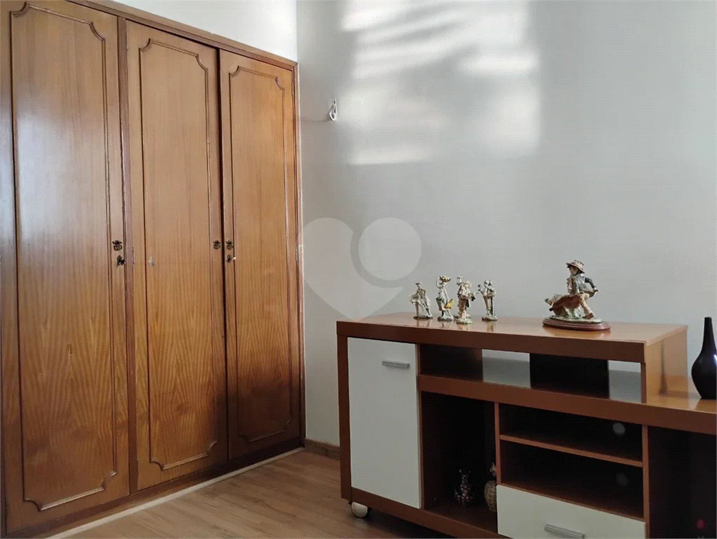 Vende-se apartamento no Jardim Aeroporto com 03 dormitórios
