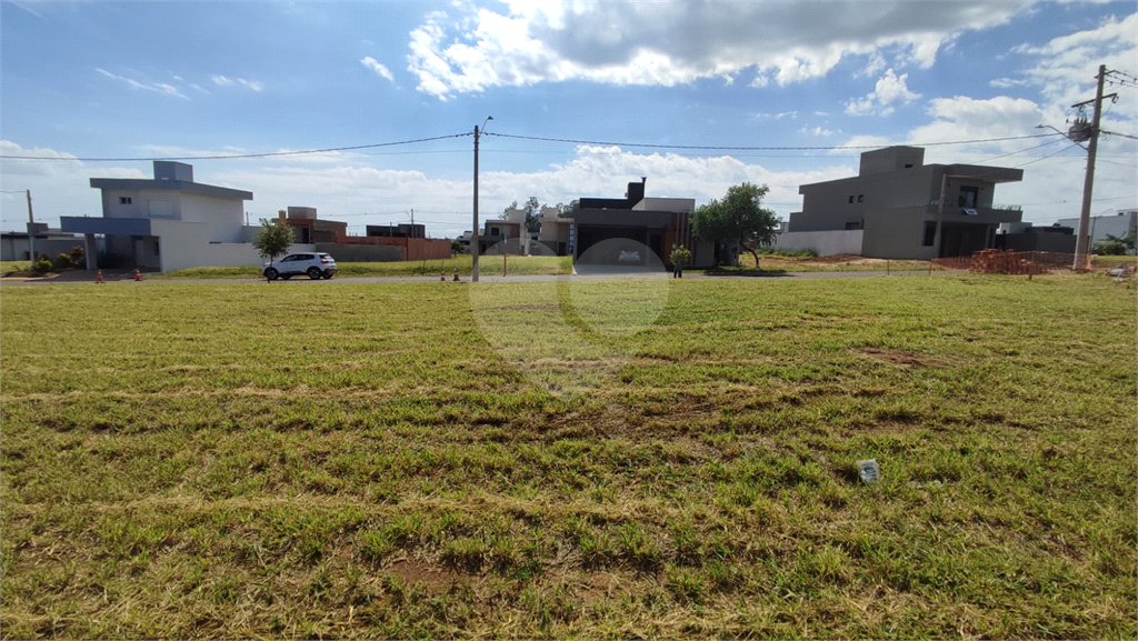 Lote à Venda em São Carlos, no Condomínio Villeneuve I