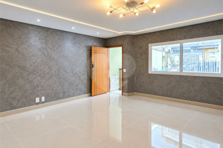 Sobrado geminado com 185 m², 3 suítes, closet, 4 vagas, área gourmet, sótão, energia solar, aquecimento de água e sistema completo de segurança.