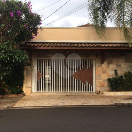 Casa térrea no Centro.