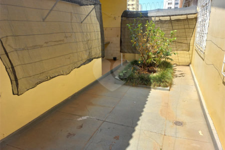 Casa Térrea com 3 dormitórios, sendo 1 suíte.