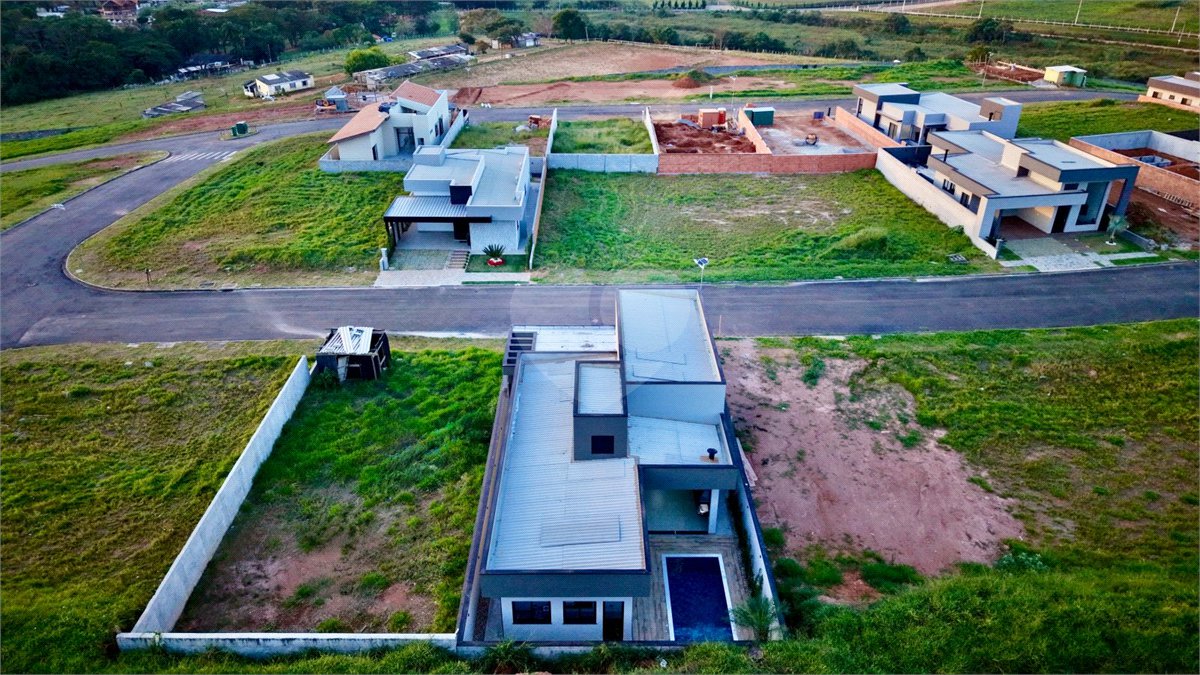 Casa térrea 3 dormitórios (3 suítes), espaço gourmet, piscina, 2 vagas garagem, condomínio fechado com ampla área lazer