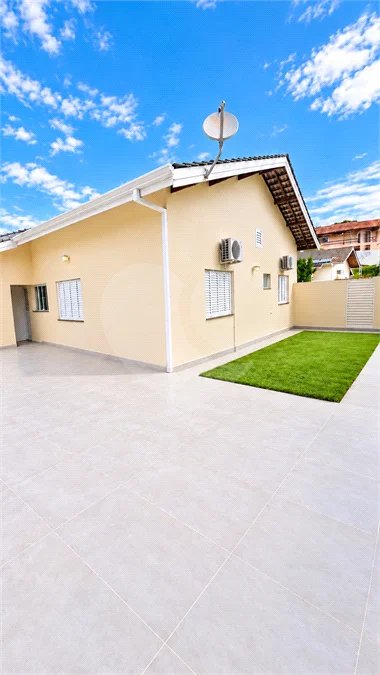 Casa em Condômino com 3 suítes para Locação
