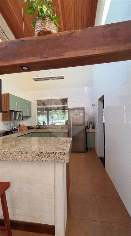 Refúgio de Alto Padrão em Condomínio Fechado: Natureza, Charme e 5.500m² de Terreno