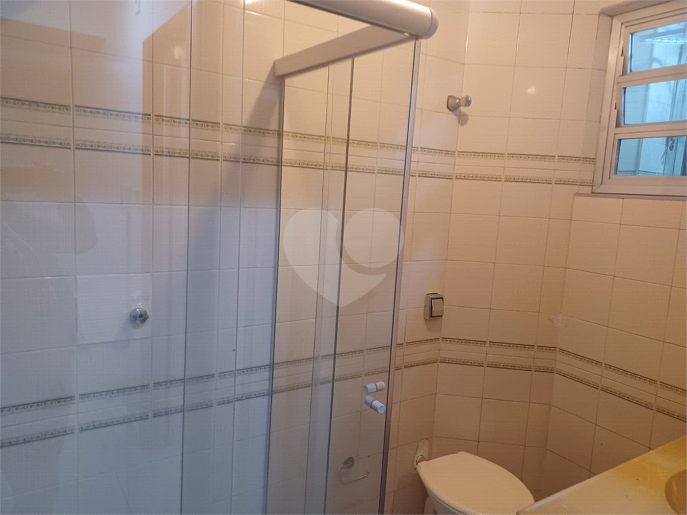 Apartamento super bem localizado, com 01 dormitório e armário embutido