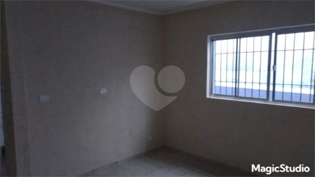 4 casas independentes em terreno de 245m² , à venda no Jardim Soares em Guainazes.