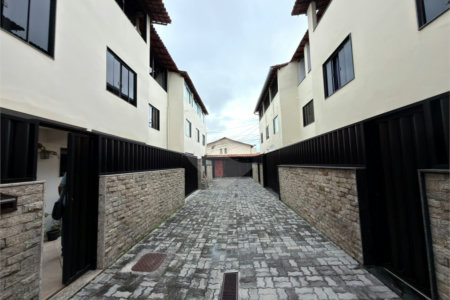 Casa Triplex à Venda em Condomínio Fechado em Cabo Frio com 3 Quartos e Terraço Gourmet!