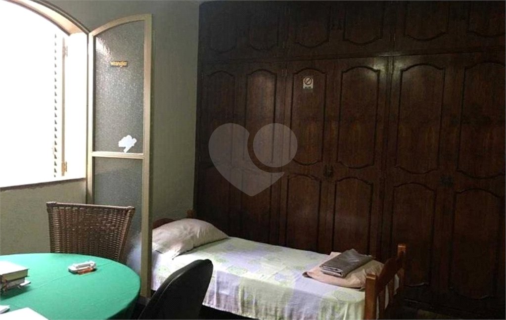 Casa térrea com 3 dormitórios, sendo 2 suítes.
