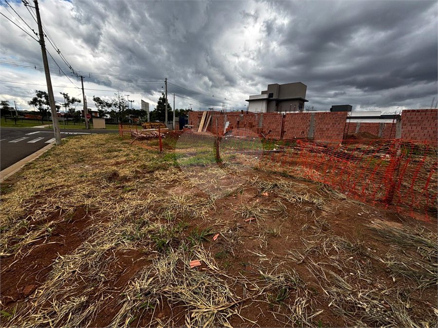 LOTE DE ESQUINA NO CONDOMINIO RESIDENCIAL DAMHA IV