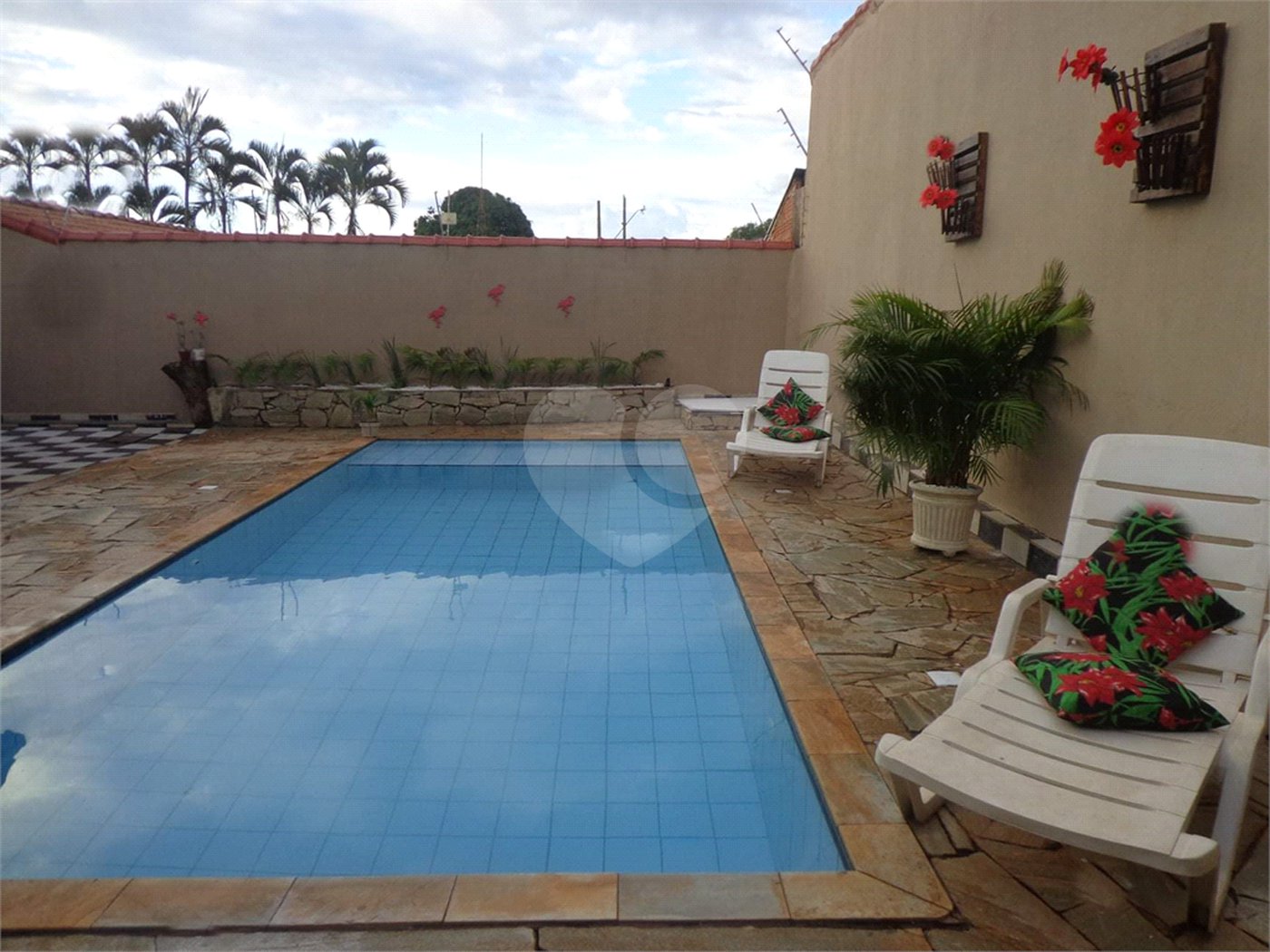 Casa Térrea com 3 dormitórios, sendo 1 suíte.
