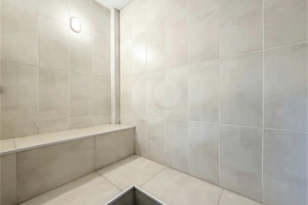 Apartamento para locação com 2 dormitórios, sendo 1 suíte com 02 vagas, totalmente climatizado nos 3 ambientes