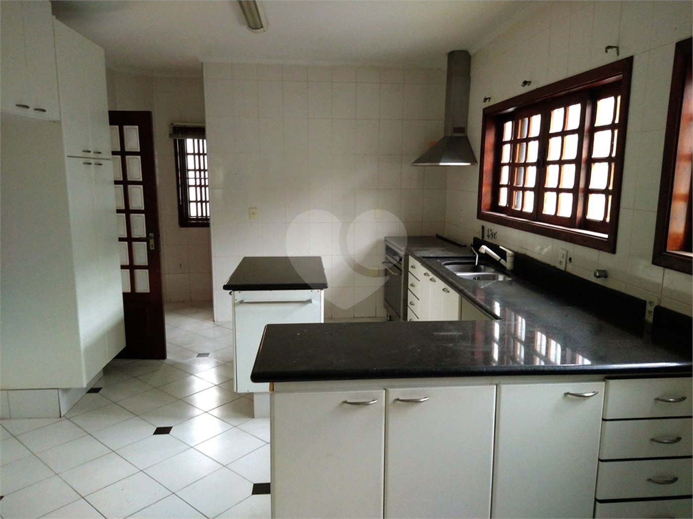 SOBRADO DE 426,0 M² COM 04 SUITES, SALÃO DE FESTAS, 06 VAGAS,06 BANHEIROS E PISCINA PARA LOCAÇÃO OU VENDA NO BARRO BRANCO