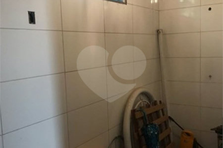 Casa térrea com 3 dormitórios, sendo 1 suíte.