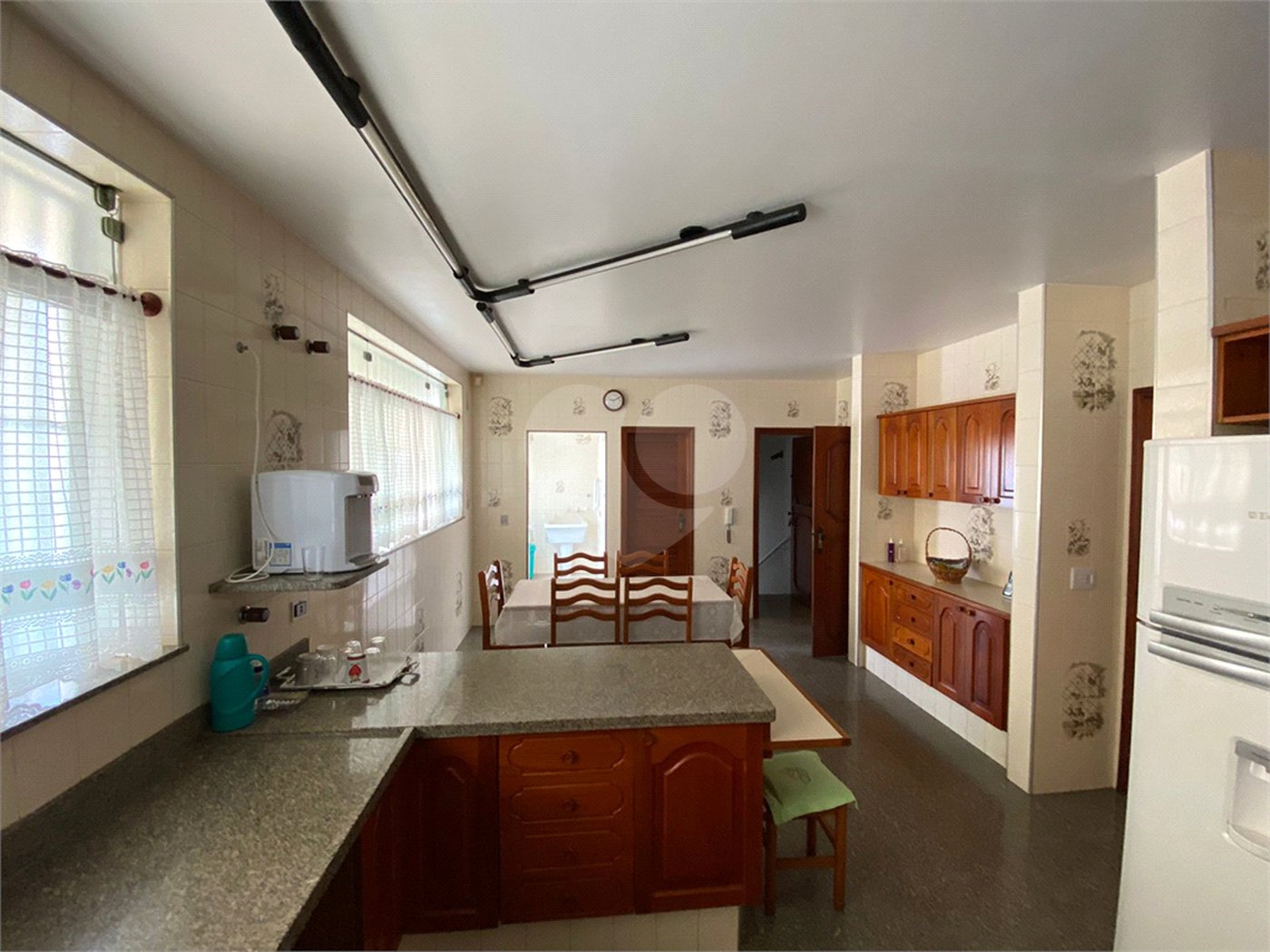 Casa Térrea com 3 suítes, sendo 1 suíte master.