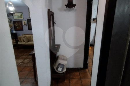 Casa à venda na Vila Mariana de 300 metros quadrados, com 3 dormitórios, 1 suíte e 2 vagas.