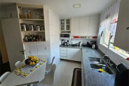 Linda casa em condomínio fechado – conforto, espaço e sofisticação!
