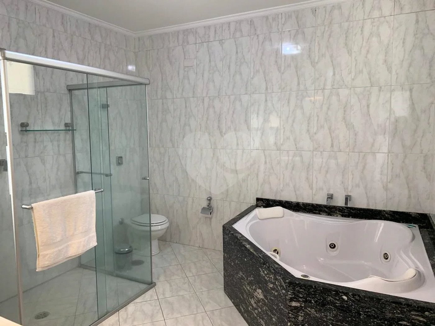 Excelente sobrado com piscina e churrasqueira
