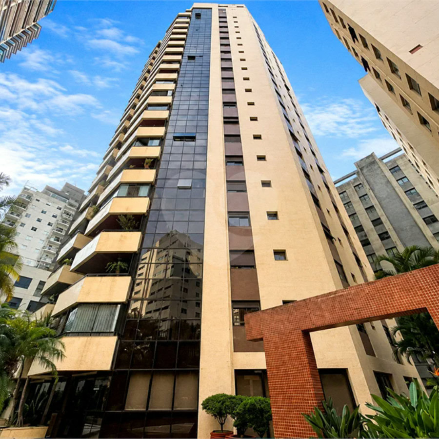 Apartamento de 184 m² em andar alto com 4 dormitórios e 3 vagas em Perdizes