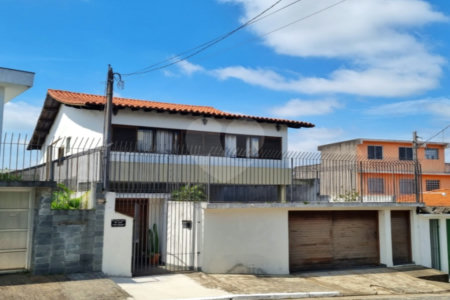 Sobrado com 300m² , 3 dormitórios , sendo 2 suítes , 4 vagas , à venda no Jabaquara.