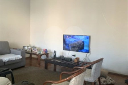 Casa térrea com 3 dormitórios, sendo 1 suíte .