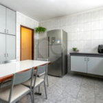 Sobrado no Jabaquara com 280m², 3 dormitórios, quintal amplo, varanda e 3 vagas de garagem.