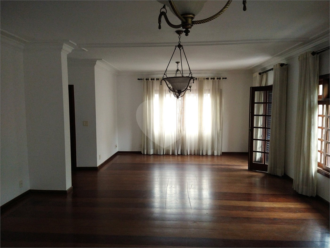 SOBRADO DE 426,0 M² COM 04 SUITES, SALÃO DE FESTAS, 06 VAGAS,06 BANHEIROS E PISCINA PARA LOCAÇÃO OU VENDA NO BARRO BRANCO