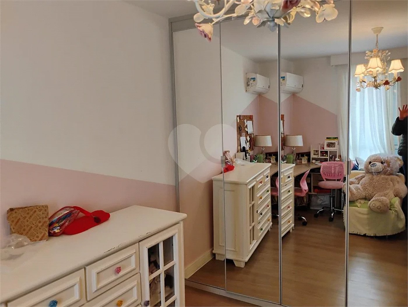 Apartamento reformado , 3 suítes , 3 vagas. Próximo a Avenida Paulista e metrô Brigadeiro . Prédio de construtora renomada. Único !
