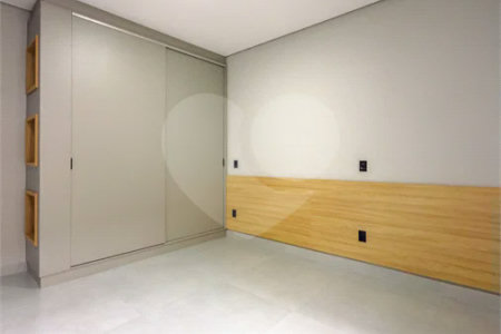 Indaiatuba - Jardim Bom sucesso - Área total: 150m² - Área construída: 115m² - 3 dormitórios sendo 1 suíte com armário planejado;Sala para dois ambientes; Banheiros com box gabinetes e espelhos; Área gourmet com churrasqueira a carvão e móveis planejados; Lavanderia coberta; Ar condicionado na sala
