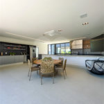 Indaiatuba - Quintas da Terracota - 1252 m² de terreno - casa térrea com 514 m² de área construída -3 vagas de garagem cobertas e 3 descobertas Lavabo - Sala de estar e jantar amplas e integradas - Escritório privativo - Cozinha toda equipada com geladeira, forno, micro-ondas, lava-louças,