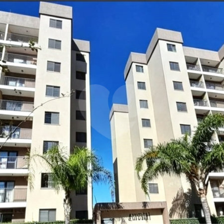 Apartamento á venda no centro com dois dormitórios e sacada.