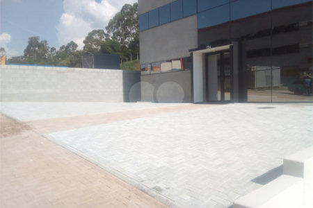 Galpão industrial com renda à venda em Cotia