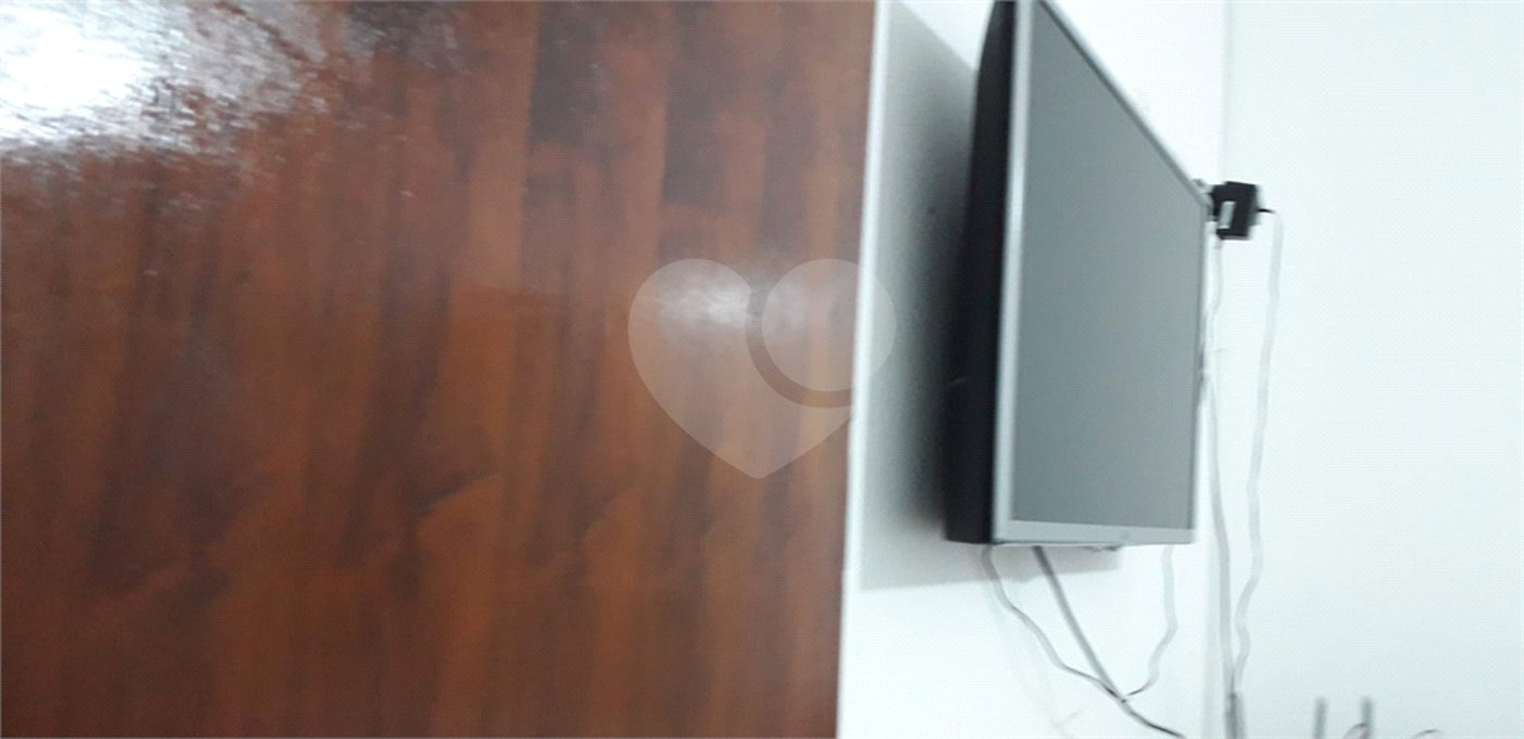 Casa térrea com 3 dormitórios, sendo 1 suíte.
