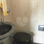 Casa térrea com 3 dormitórios, sendo 2 suítes.