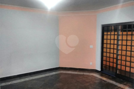 Sobrado a venda.