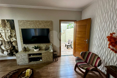 Casa com Piscina e Churrasqueira | 2 Suítes | Edícula | 3 Vagas | 275m²
