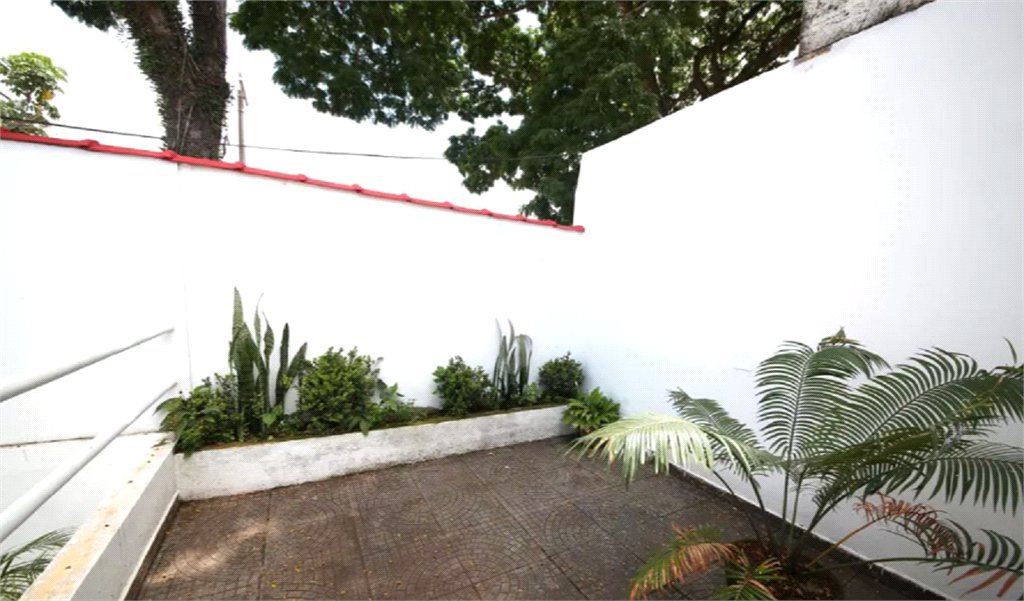 Casa à venda no Campo Belo de 200 metros quadrados, com 3 casas no terreno.