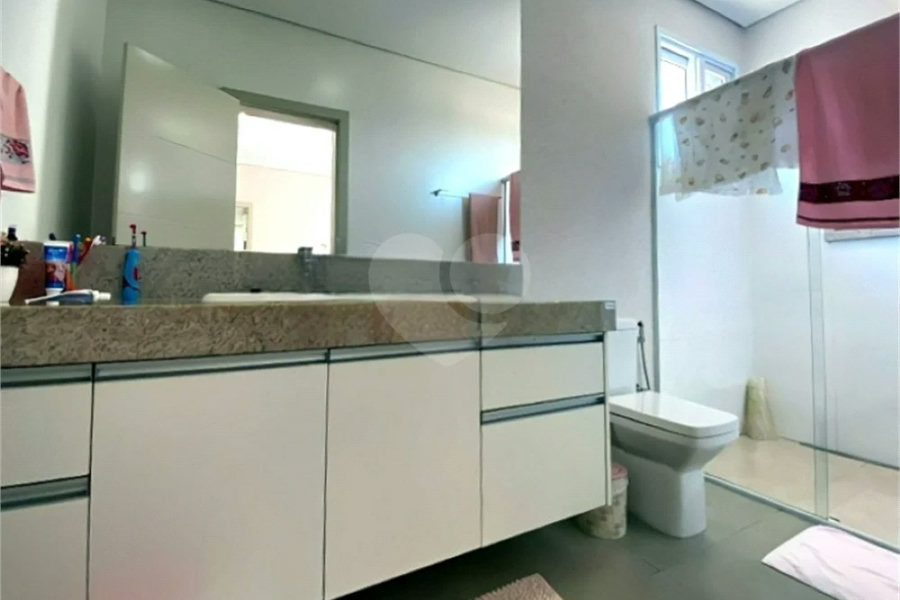 Casa de Alto Padrão em Condomínio com 4 suítes.